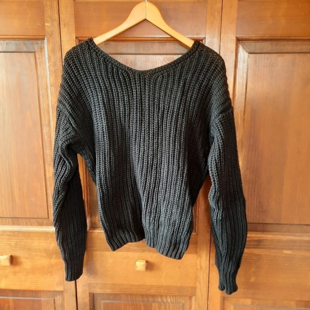 Black chunky ribbed knit crewneck sweater with back v-neck twist knot
